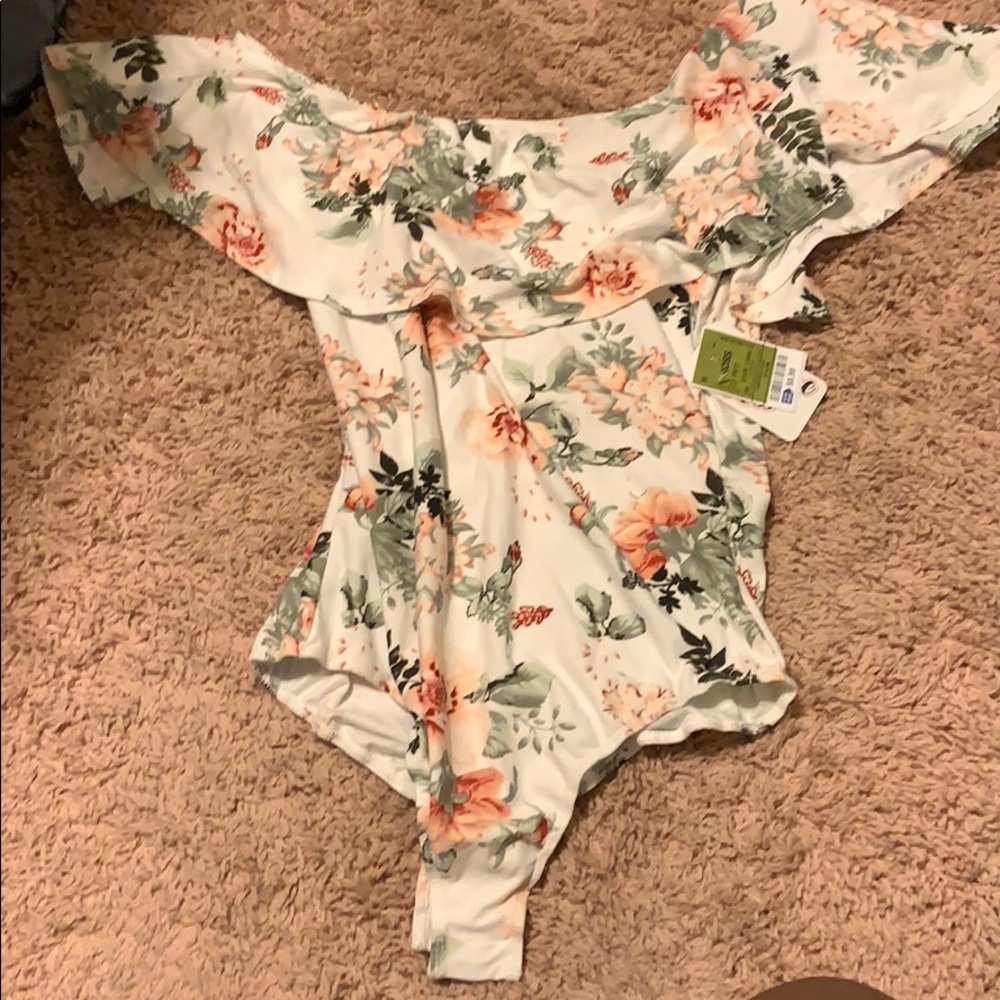 Shoulder onesie with flowers